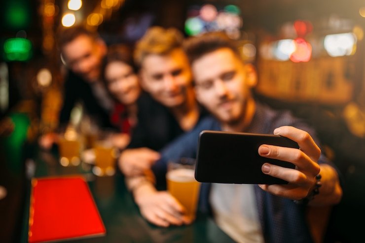 Tim koi388 bekerja di kantor pusat dengan layar monitoring sistem keamanan platform